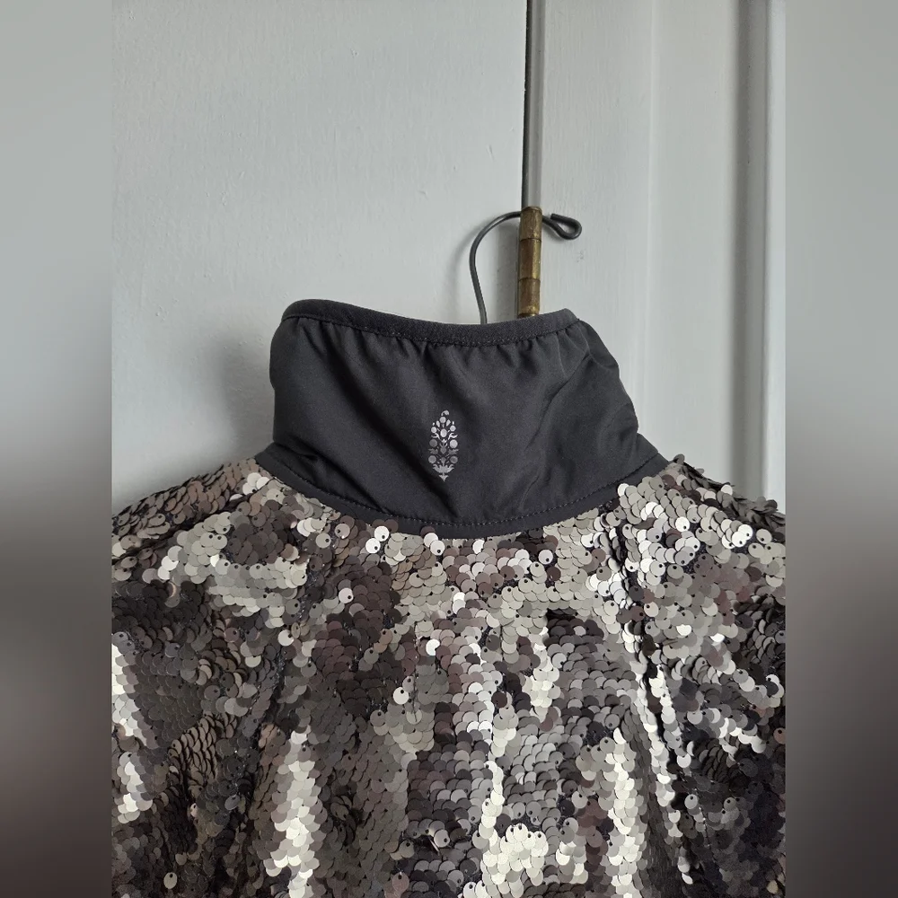 Free People Movement Hit The Slopes Silver Metallic Sequin Shiny Jacket Size XS - Picture 6 of 7